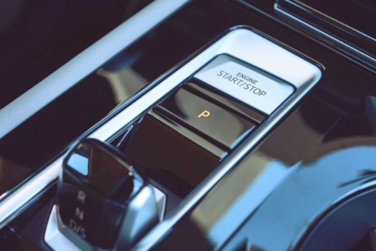 Tất cả các phiên bản của Atlas và Atlas Cross Sport 2024 đều được trang bị các tính năng hiện đại như: buồng lái kỹ thuật số, hệ thống điều hòa tự động 3 vùng độc lập, ghế trước có thông gió, vô lăng có sưởi, sạc không dây, 6 cổng sạc USB-C và điều khiển bằng giọng nói. Các phiên bản cao cấp hơn còn được bọc da chần bông cao cấp với họa tiết kim cương. 