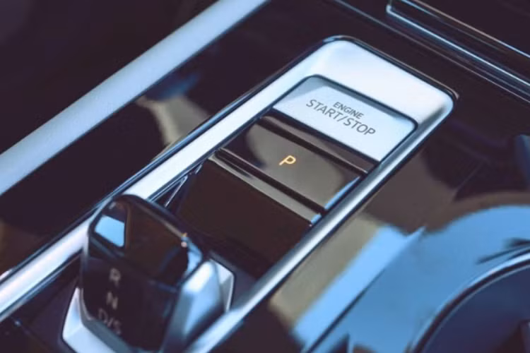 Tất cả các phiên bản của Atlas và Atlas Cross Sport 2024 đều được trang bị các tính năng hiện đại như: buồng lái kỹ thuật số, hệ thống điều hòa tự động 3 vùng độc lập, ghế trước có thông gió, vô lăng có sưởi, sạc không dây, 6 cổng sạc USB-C và điều khiển bằng giọng nói. Các phiên bản cao cấp hơn còn được bọc da chần bông cao cấp với họa tiết kim cương. 