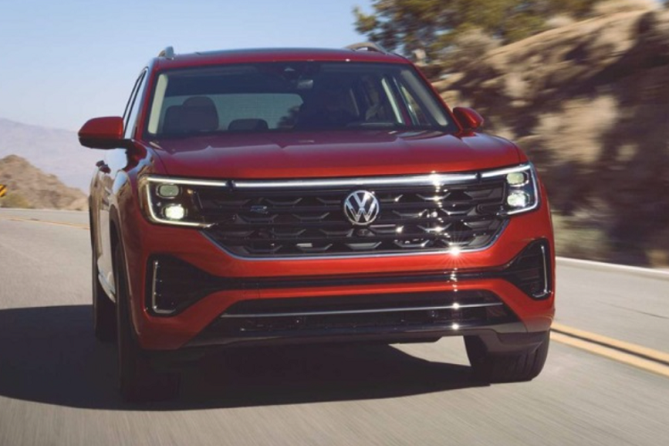 Động cơ kết hợp với hộp số tự động 8 cấp và hệ dẫn động cầu trước tiêu chuẩn hoặc hệ dẫn động 4 bánh toàn thời gian 4Motion tùy chọn. Xe dự kiến sẽ có mặt tại các đại lý ở Mỹ vào đầu quý 3/2023, giá xe Volkswagen Atlas 2024 hiện chưa được công bố.