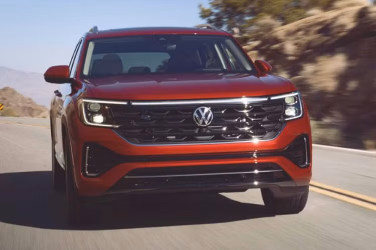 Động cơ kết hợp với hộp số tự động 8 cấp và hệ dẫn động cầu trước tiêu chuẩn hoặc hệ dẫn động 4 bánh toàn thời gian 4Motion tùy chọn. Xe dự kiến sẽ có mặt tại các đại lý ở Mỹ vào đầu quý 3/2023, giá xe Volkswagen Atlas 2024 hiện chưa được công bố.