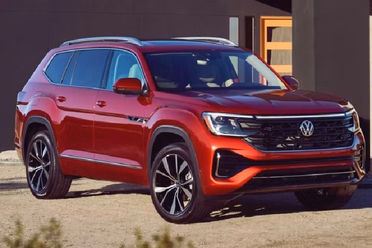 Lưới tản nhiệt được thiết kế dạng hình thang ngược khá rộng. So với phiên bản cũ, ở lần nâng cấp này lưới tản nhiệt của Volkswagen Atlas 2024 mới cũng đã bị loại bỏ các nan mạ crôm mà được sơn màu đen.