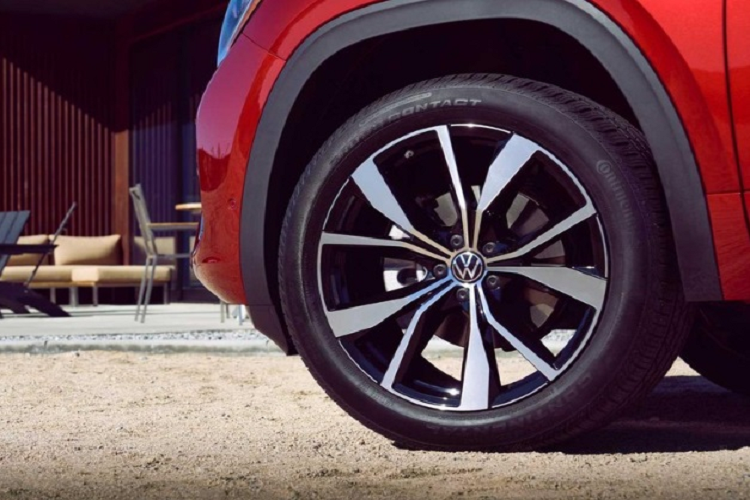 Tất cả các chi tiết trang trí cơ sở đều phản chiếu chữ ký chiếu sáng phía trước phía sau với thanh đèn chiếu sáng và logo VW nằm giữa đèn hậu LED. Các mẫu Atlas Cross Sport bổ sung bộ che nắng phía sau mạnh mẽ hơn so với thế hệ trước, giúp hai mẫu khác biệt hơn nữa.