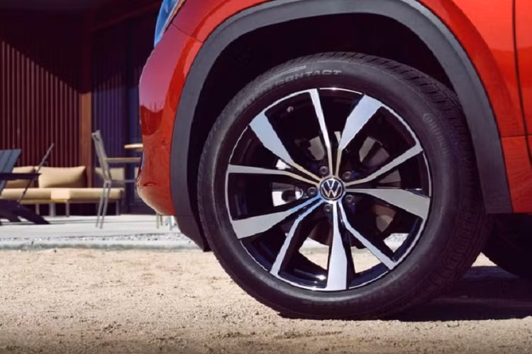 Tất cả các chi tiết trang trí cơ sở đều phản chiếu chữ ký chiếu sáng phía trước phía sau với thanh đèn chiếu sáng và logo VW nằm giữa đèn hậu LED. Các mẫu Atlas Cross Sport bổ sung bộ che nắng phía sau mạnh mẽ hơn so với thế hệ trước, giúp hai mẫu khác biệt hơn nữa.