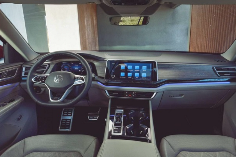 Về nội thất, Volkswagen Atlas 2024 gần như được “lột xác” với những nâng cấp đáng kể, khi sử dụng những vật liệu cao cấp hơn và được bổ sung các tính năng tiêu chuẩn.
