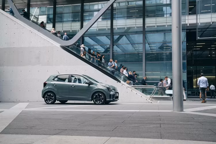 Bên trong nội thất, Kia Morning 2024 tại Australia cũng có vô-lăng đáy phẳng tích hợp sưởi, bảng đồng hồ dạng màn hình kỹ thuật số 4,2 inch, màn hình cảm ứng 8 inch ở trung tâm táp-lô với hệ điều hành Kia Connect, hỗ trợ đầy đủ Apple CarPlay và Android Auto, kết nối Bluetooth, nhận lệnh giọng nói…