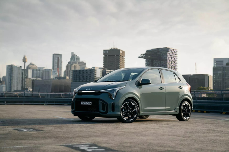 Đuôi xe cũng được làm mới với cụm đèn hậu dạng xuyên thấu cùng cản sau hầm hố. Mâm 16 inch dành cho bản GT-Line cao cấp nhất, bản Sport được 15 inch.