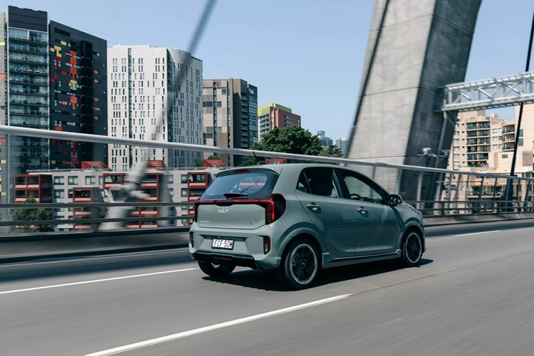 Đi kèm là hộp số sàn 5 cấp hoặc hộp số tự động 4 cấp, xe dẫn động cầu trước. Morning 2024 được trang bị nhiều tính năng an toàn hiện đại như hỗ trợ tránh va chạm điểm mù, hỗ trợ tránh va chạm phương tiện cắt ngang phía sau, hỗ trợ theo làn đường và hỗ trợ giữ làn đường.