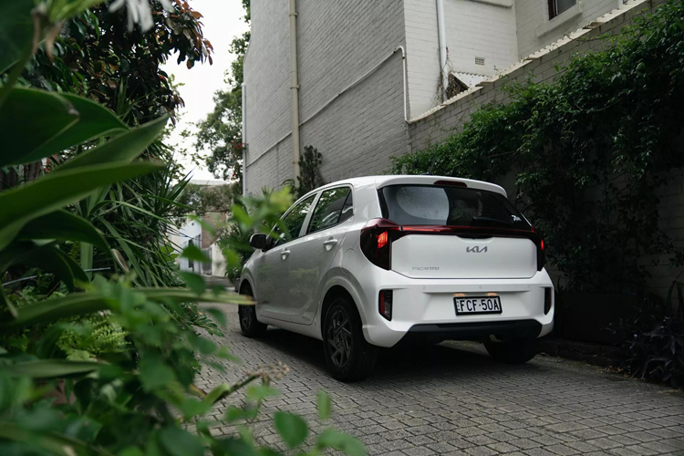 Tại Australia, giá xe Kia Morning 2024 khởi điểm từ 17.890 AUD (tương đương 295 triệu đồng) dành cho bản Sport số sàn.