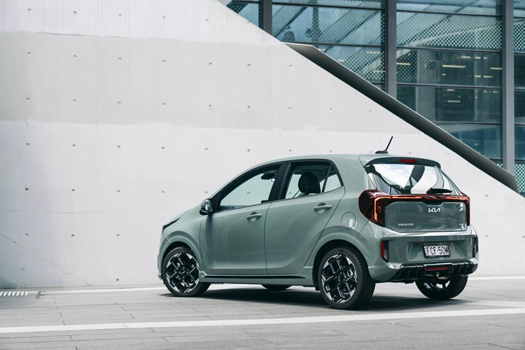 Đợt facelift lần này dành cho Morning ứng dụng ngôn ngữ thiết kế mới “Opposites United.” Hiện nay xe đã chính thức cập bến thị trường Australia và cũng được gọi bằng tên “Picanto” như tại châu Âu.