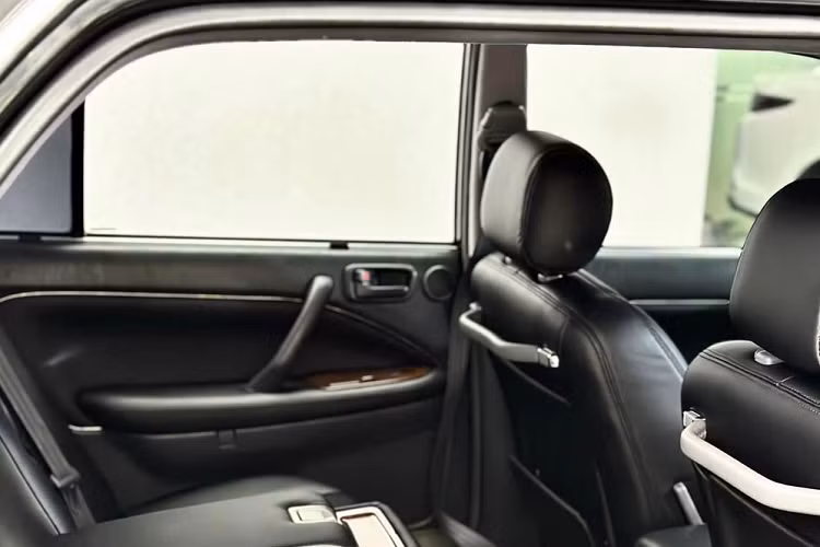 Trong đó, chiếc xe Toyota Crown 1997 này thuộc bản Royal Saloon này đã có tuổi đời 25 năm và giá bán mà chủ nhân của xe mong muốn là mức 999 triệu đồng, với mức giá này, sẽ có nhiều khách hàng chỉ cần bỏ ra thêm 100 triệu đồng là đã có thể sở hữu xe Toyota Camry thế hệ mới hoặc nhiều sự lựa chọn khác.