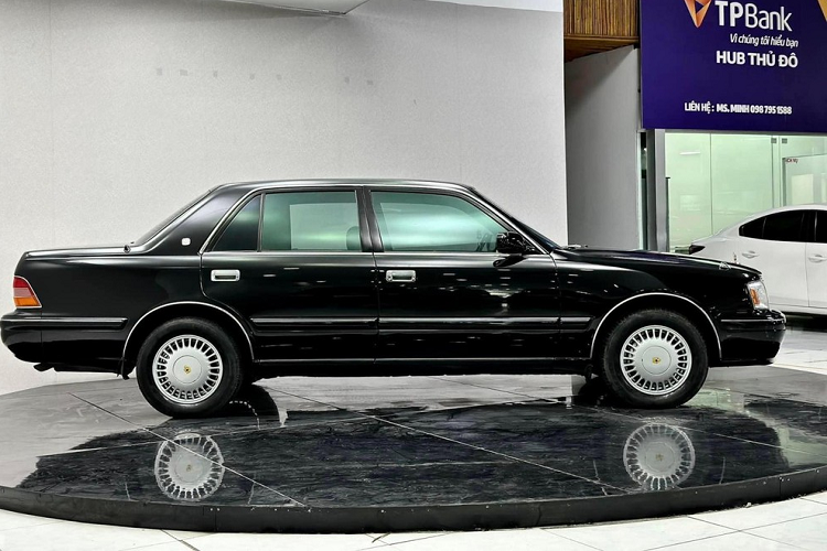 Đây là chiếc Toyota Crown Royal đầu tiên không được chế tạo bằng cách sử dụng kết cấu thân trên khung, áp dụng cấu trúc nguyên khối được giới thiệu với Majesta 140-series. Chiếc xe vẫn giữ khung gầm S130 cũ cho đến năm 1999.