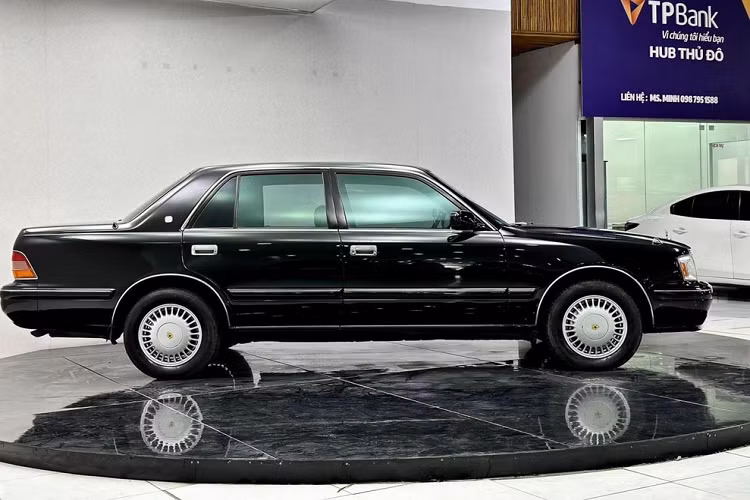 Đây là chiếc Toyota Crown Royal đầu tiên không được chế tạo bằng cách sử dụng kết cấu thân trên khung, áp dụng cấu trúc nguyên khối được giới thiệu với Majesta 140-series. Chiếc xe vẫn giữ khung gầm S130 cũ cho đến năm 1999.