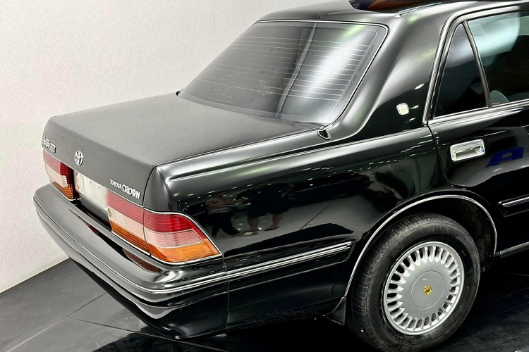 Mới đây, đã xuất hiện một thông tin đăng bán chiếc xe Toyota Crown Royal đời 1997 trong tình trạng hoàn hảo, thuộc thế hệ thứ 10, sản xuất từ năm 1995 đến năm 1999 dành cho bản mui cứng và sedan đến 2001, đây cũng là phiên bản được nhiều dân chơi xe Việt săn lùng. 