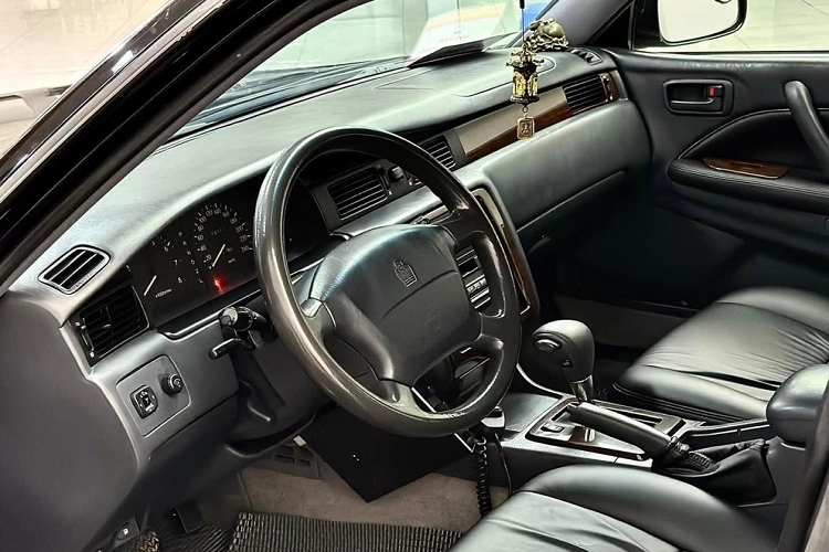 Toyota Crown S150 vớ động cơ xăng chỉ được cung cấp dưới dạng 6 xi-lanh thẳng hàng với dung tích 2.0, 2.5 hoặc 3.0 lít. Cũng như các thế hệ trước, tất cả các xe trang bị động cơ 2.0 L đều được cung cấp dưới dạng xe ngắn hơn và hẹp hơn một chút để tuân thủ các quy định về kích thước của chính phủ Nhật Bản.