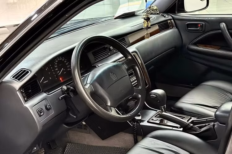 Toyota Crown S150 vớ động cơ xăng chỉ được cung cấp dưới dạng 6 xi-lanh thẳng hàng với dung tích 2.0, 2.5 hoặc 3.0 lít. Cũng như các thế hệ trước, tất cả các xe trang bị động cơ 2.0 L đều được cung cấp dưới dạng xe ngắn hơn và hẹp hơn một chút để tuân thủ các quy định về kích thước của chính phủ Nhật Bản.