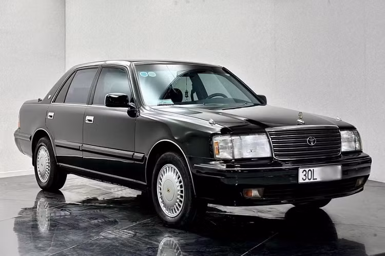 Toyota Crown tại Việt Nam không chỉ còn là 1 trong những dòng sedan hạng sang thú vị nhất của hãng xe Nhật Bản mà còn có danh hiệu "xe bộ trưởng" vì được các ban ngành chức năng sử dụng. Chính vì vậy, hiện nhiều người vẫn đang tìm mua những Toyota Crown đời cũ "còn ngon" để về sưu tầm và sử dụng.