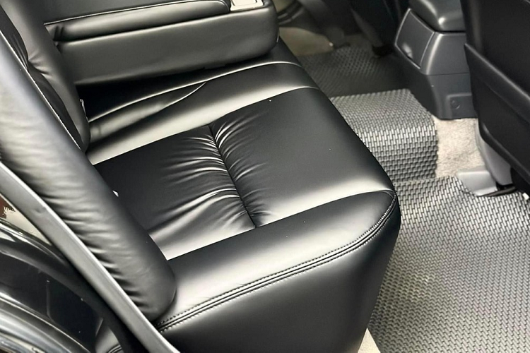 Nhưng với những khách săn lùng xe sedan Toyota Crown đời cũ, họ sẽ không quá quan tâm nhiều về giá bán mà thay vào đó, tình trạng xe ra sao mới là điều đáng bàn. Cụ thể, trên Toyota Crown giá 999 triệu này phần khoang lái và khoang hành khách của xe đều còn rất mới, ghế ngồi bọc da màu đen, rất ngầu và tông xuyệt tông ngoại thất.