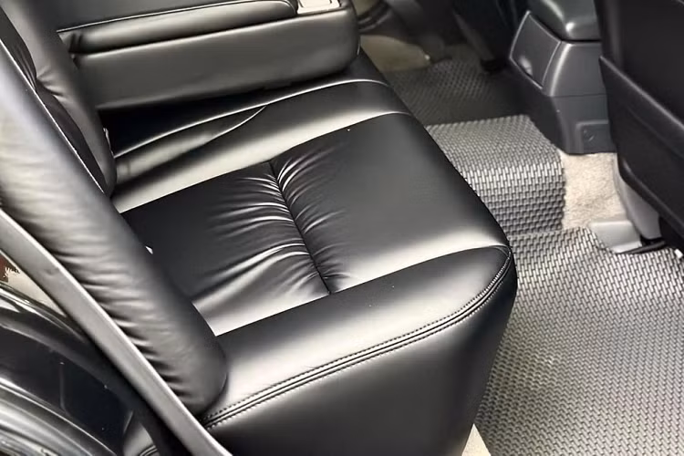 Nhưng với những khách săn lùng xe sedan Toyota Crown đời cũ, họ sẽ không quá quan tâm nhiều về giá bán mà thay vào đó, tình trạng xe ra sao mới là điều đáng bàn. Cụ thể, trên Toyota Crown giá 999 triệu này phần khoang lái và khoang hành khách của xe đều còn rất mới, ghế ngồi bọc da màu đen, rất ngầu và tông xuyệt tông ngoại thất.