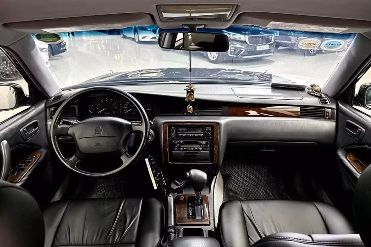 Phần cản va sau thiết kế nhô ra, trong khi chỗ gắn biển số lại thụt vào trong 2 đèn hậu, tạo nên sự cá tính riêng cho Toyota Crown Royal S150. Toyota Crown thế hệ S150 với bản mui cứng được cung cấp ở các cấp độ trang trí Royal Extra, Royal Saloon, Royal Saloon G và Royal Touring thể thao, trong khi xe sedan được cung cấp ở các phiên bản Super Deluxe, Super Saloon, Super Saloon Extra và Royal Saloon. 