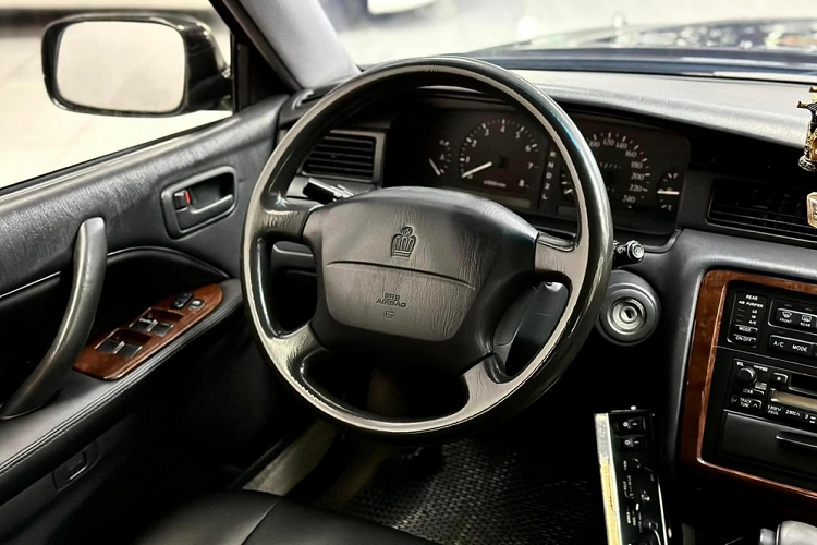 Hệ dẫn động tất cả các bánh đã được cung cấp cho Royal Extra và Royal Saloon. S150 Crown sẽ là thế hệ cuối cùng được cung cấp hộp số sàn. Chiếc xe Toyota Crown S150 trong bài sử dụng dung tích 3.0 lít, sản sinh ra công suất tối đa 220 mã lực và mô-men xoắn cực đại 295 Nm.