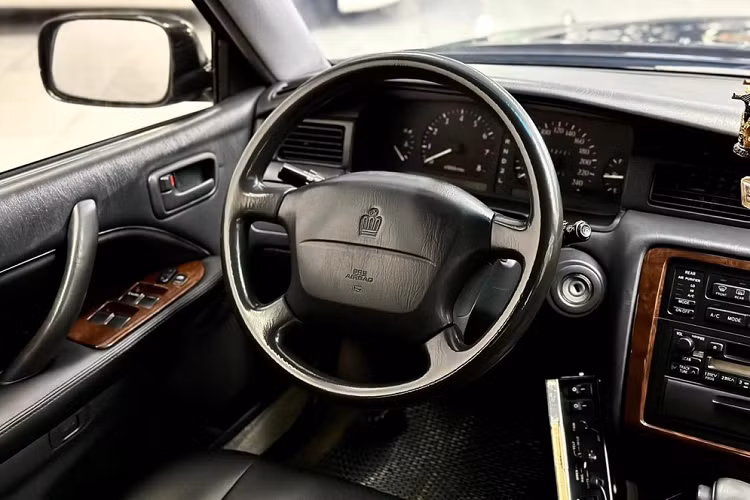 Hệ dẫn động tất cả các bánh đã được cung cấp cho Royal Extra và Royal Saloon. S150 Crown sẽ là thế hệ cuối cùng được cung cấp hộp số sàn. Chiếc xe Toyota Crown S150 trong bài sử dụng dung tích 3.0 lít, sản sinh ra công suất tối đa 220 mã lực và mô-men xoắn cực đại 295 Nm.