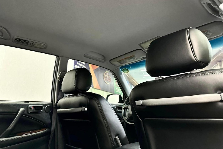 Phần da ghế vẫn còn khá mới, không có dấu hiệu bị lão hóa theo thời gian, tuy nhiên, chưa rõ chi tiết này zin theo xe hay đã được thay mới. Hàng ghế sau có thể được ngăn cách với nhau bằng bệ tỳ tay trung tâm, có tích hợp hộc đựng cốc, nếu cần di chuyển thêm người, có thể gấp gọn chi tiết này lại.