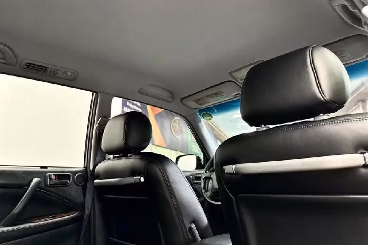 Phần da ghế vẫn còn khá mới, không có dấu hiệu bị lão hóa theo thời gian, tuy nhiên, chưa rõ chi tiết này zin theo xe hay đã được thay mới. Hàng ghế sau có thể được ngăn cách với nhau bằng bệ tỳ tay trung tâm, có tích hợp hộc đựng cốc, nếu cần di chuyển thêm người, có thể gấp gọn chi tiết này lại.