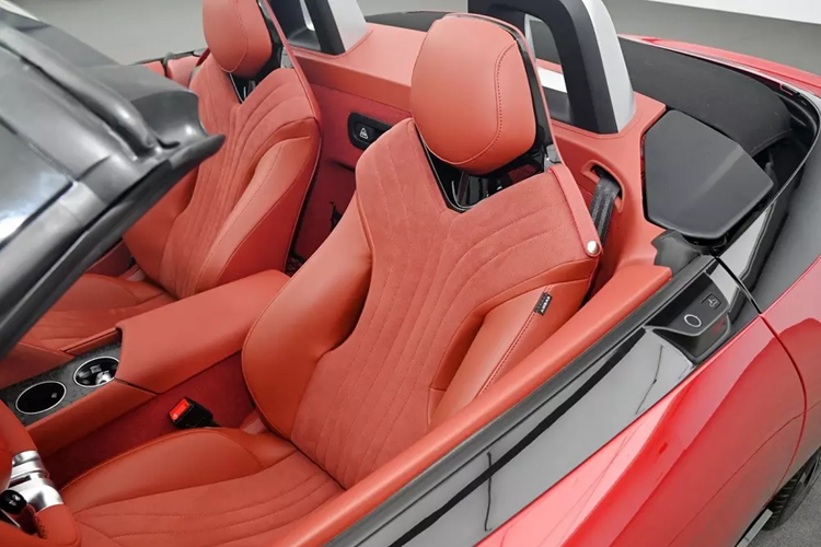 Tiếp theo đó là mui nỉ có thể đóng/mở trong 8 giây khi xe đỗ hoặc 10 giây khi xe đang chạy ở vận tốc dưới 50 km/h, phanh Brembo với cùm phanh cố định 4 piston sơn màu đỏ, đèn hậu vắt ngang đuôi xe, đèn báo rẽ hình mũi tên, cánh gió tích hợp vào cửa cốp sau và bộ khuếch tán gió thể thao dưới cản sau.