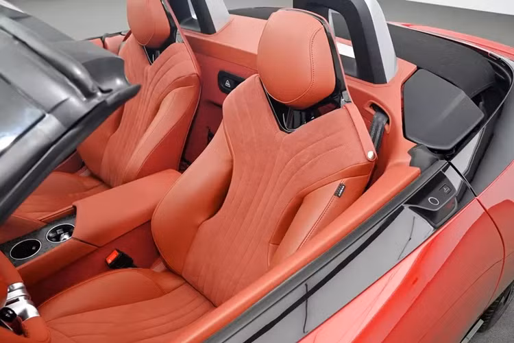 Tiếp theo đó là mui nỉ có thể đóng/mở trong 8 giây khi xe đỗ hoặc 10 giây khi xe đang chạy ở vận tốc dưới 50 km/h, phanh Brembo với cùm phanh cố định 4 piston sơn màu đỏ, đèn hậu vắt ngang đuôi xe, đèn báo rẽ hình mũi tên, cánh gió tích hợp vào cửa cốp sau và bộ khuếch tán gió thể thao dưới cản sau.