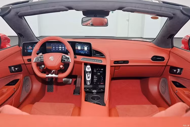 Đặc biệt, xe còn có cửa cắt kéo theo phong cách của siêu xe Lamborghini và nút cảm ứng thay cho tay nắm cửa truyền thống. Trên cửa còn có thêm cảm biến để phát hiện vật cản phía trên và hai bên sườn để ngăn va chạm khi mở.