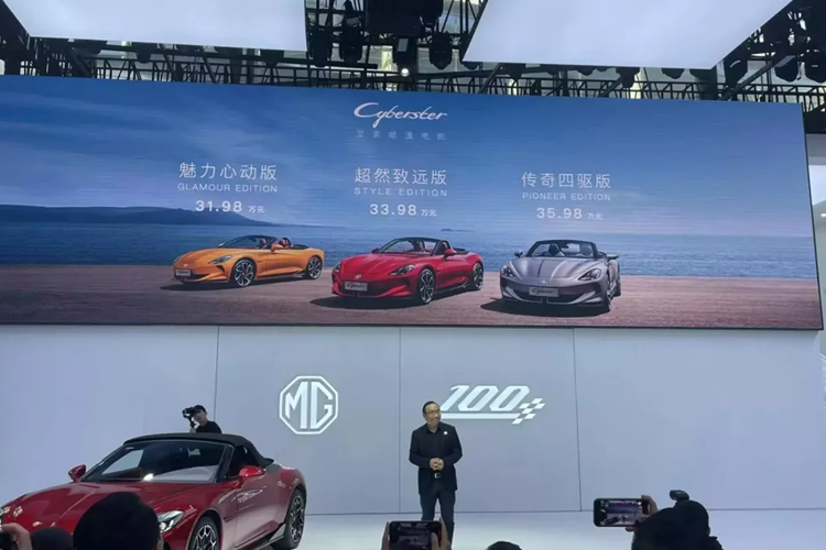 Vào hồi tháng 9 năm nay, MG Cyberster về Việt Nam để trưng bày như một động thái thăm dò thị trường. Mới đây, một số đại lý tại Việt Nam còn nhận cọc cho mẫu xe này và báo giá dự kiến lên đến 2,2 - 2,4 tỷ đồng. Thời gian giao xe do đại lý công bố là khoảng tháng 5/2024.