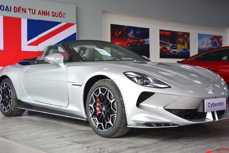 Bản tầm trung Style sở hữu 1 mô-tơ điện nằm trên cầu sau cho công suất tối đa 250 kW (335 mã lực). Bản cao cấp nhất Pioneer được trang bị 2 mô-tơ điện nằm trên 2 cầu với công suất tổng cộng 536 mã lực và mô-men xoắn cực đại 725 Nm, cho phép xe tăng tốc từ 0-100 km/h trong thời gian chỉ 3,2 giây.