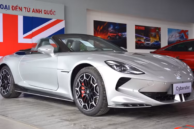 Bản tầm trung Style sở hữu 1 mô-tơ điện nằm trên cầu sau cho công suất tối đa 250 kW (335 mã lực). Bản cao cấp nhất Pioneer được trang bị 2 mô-tơ điện nằm trên 2 cầu với công suất tổng cộng 536 mã lực và mô-men xoắn cực đại 725 Nm, cho phép xe tăng tốc từ 0-100 km/h trong thời gian chỉ 3,2 giây.