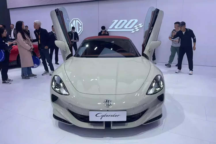 Như thông tin đã đưa, MG Cyberster là mẫu xe thể thao thuần điện với kích thước dài x rộng x cao lần lượt 4.535 x 1.913 x 1.329 mm và chiều dài cơ sở 2.690 mm. Với kích thước này, MG Cyberster được định vị trong phân khúc xe mui trần cỡ C, tương tự Mazda MX-5.