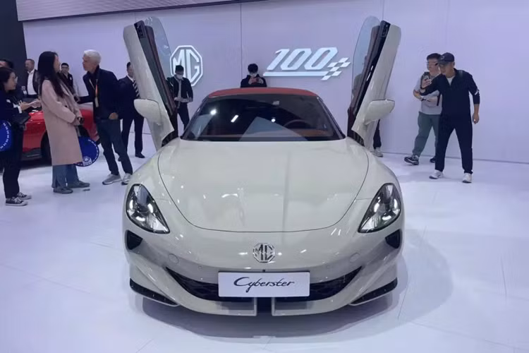 Như thông tin đã đưa, MG Cyberster là mẫu xe thể thao thuần điện với kích thước dài x rộng x cao lần lượt 4.535 x 1.913 x 1.329 mm và chiều dài cơ sở 2.690 mm. Với kích thước này, MG Cyberster được định vị trong phân khúc xe mui trần cỡ C, tương tự Mazda MX-5.