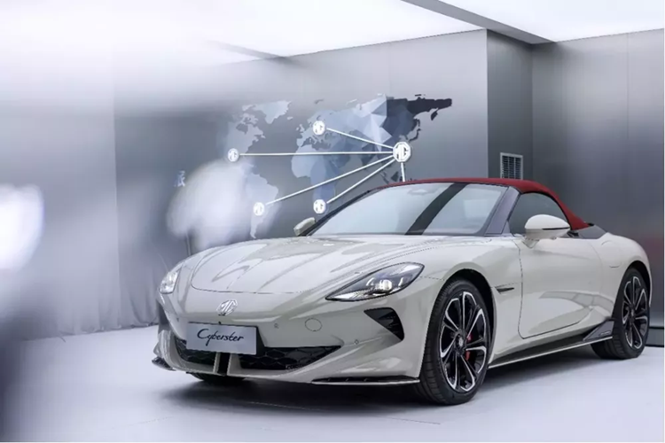 Tương tự ngoại thất, nội thất của mẫu xe này cũng có thiết kế bắt mắt. Xe chỉ có 2 chỗ ngồi với ghế hình chữ "Y" thể thao và bọc bằng da pha Alcantara. Thêm vào đó là vô lăng vát đáy tích hợp lẫy chỉnh hệ thống phục hồi động năng và màn hình cong nằm độc lập trên mặt táp-lô, tích hợp 3 màn hình làm một.