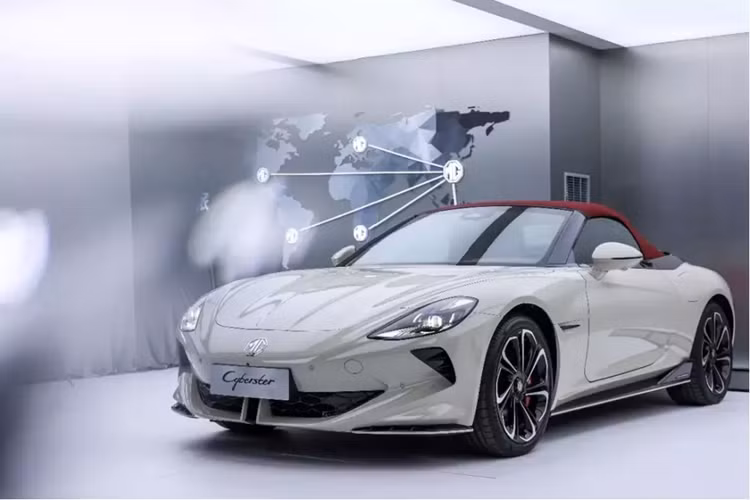 Tương tự ngoại thất, nội thất của mẫu xe này cũng có thiết kế bắt mắt. Xe chỉ có 2 chỗ ngồi với ghế hình chữ "Y" thể thao và bọc bằng da pha Alcantara. Thêm vào đó là vô lăng vát đáy tích hợp lẫy chỉnh hệ thống phục hồi động năng và màn hình cong nằm độc lập trên mặt táp-lô, tích hợp 3 màn hình làm một.