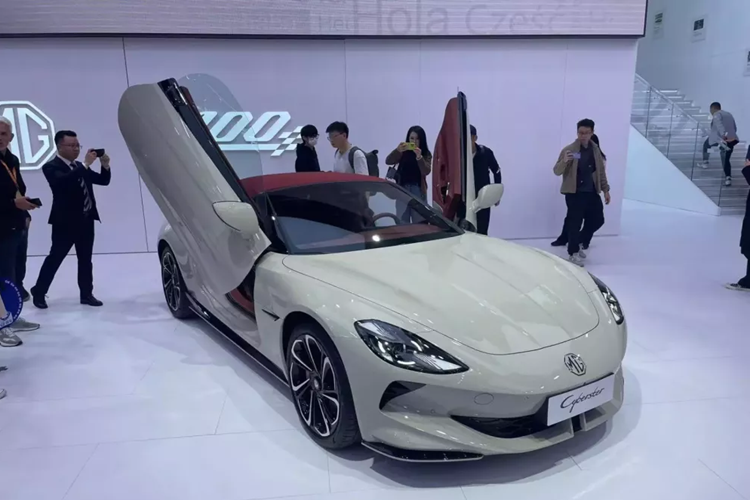 Tại triển lãm Ô tô Quảng Châu 2023 hiện đang diễn ra tại Trung Quốc, hãng MG đã mang mẫu xe điện thể thao Cyberster đến trưng bày và công bố giá bán. Theo đó, tại thị trường quê nhà, MG Cyberster 2024 chạy điện có 3 phiên bản là Glamour, Style và Pioneer cùng giá bán dao động từ 319.800 - 359.800 Nhân dân tệ (khoảng 1,07 - 1,21 tỷ đồng).