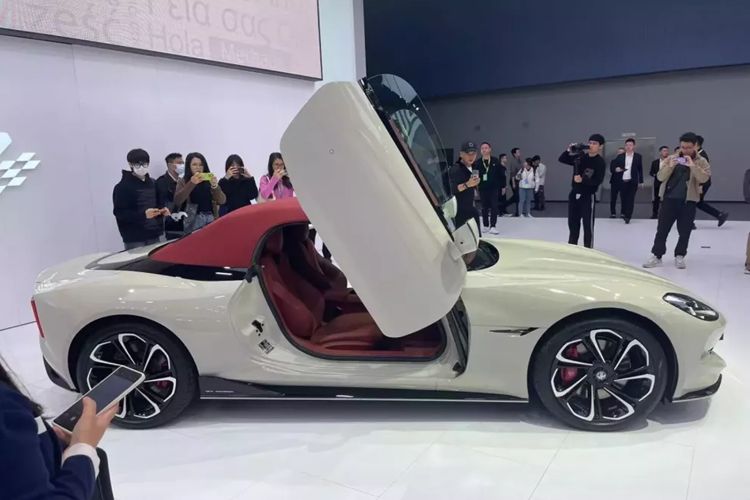 MG Cyberster điện thể thao sở hữu ngoại hình khá ấn tượng và thể thao. Mẫu ô tô điện này được trang bị mũi xe dốc xuống dưới, hốc gió hầm hố trên cản trước, đèn pha vuốt mượt mà về phía sau với đèn LED định vị ban ngày bao quanh, vành hợp kim đa chấu 20 inch, chắn bùn "cơ bắp" và cửa không khung.