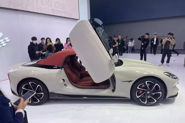 MG Cyberster điện thể thao sở hữu ngoại hình khá ấn tượng và thể thao. Mẫu ô tô điện này được trang bị mũi xe dốc xuống dưới, hốc gió hầm hố trên cản trước, đèn pha vuốt mượt mà về phía sau với đèn LED định vị ban ngày bao quanh, vành hợp kim đa chấu 20 inch, chắn bùn "cơ bắp" và cửa không khung.