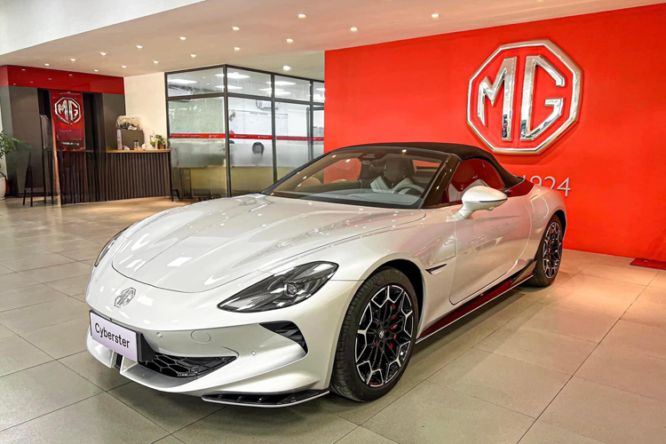 Nút bấm chuyển số, màn hình nằm dọc ở cụm điều khiển trung tâm và hệ thống âm thanh Bose cũng được trang bị cho xe. 3 phiên bản của mẫu xe Trung Quốc này sẽ sử dụng các mô-tơ điện khác nhau. Bản tiêu chuẩn Glamour dùng 1 mô-tơ điện nằm trên cầu sau với công suất tối đa 231 kW (khoảng 309 mã lực).