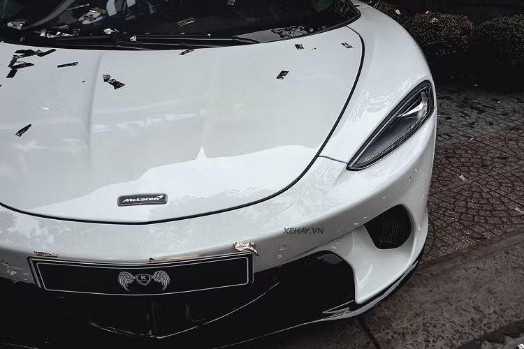 Theo đó đội ngũ thiết kế của McLaren đã hoàn thiện GT bằng những đường nét dài mượt, cắt xẻ đủ táo báo và cơ bắp nhưng vẫn duy trì sự thanh lịch, để mọi người thấy rõ rằng đây chính xác là một chiếc Grand Tourer chứ không phải các siêu xe đua thông thường trước đây của thương hiệu.