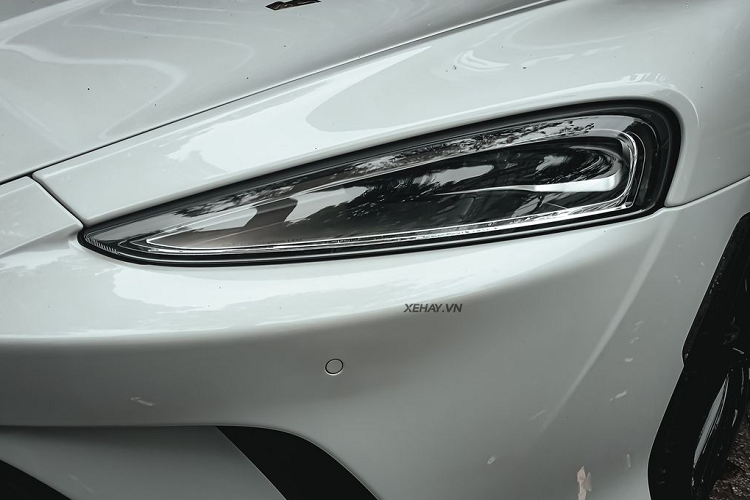 Đi kèm là hộp số tự động ly hợp kép 7 cấp, cho phép siêu xe tăng tốc từ 0 - 100 km/h trong vòng 3.2 giây, trước khi đạt vận tốc tối đa 326 km/h. Nếu so với đối thủ của mình là Aston Martin DB11, McLaren GT mạnh hơn 110 mã lực.