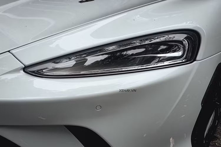 Đi kèm là hộp số tự động ly hợp kép 7 cấp, cho phép siêu xe tăng tốc từ 0 - 100 km/h trong vòng 3.2 giây, trước khi đạt vận tốc tối đa 326 km/h. Nếu so với đối thủ của mình là Aston Martin DB11, McLaren GT mạnh hơn 110 mã lực.