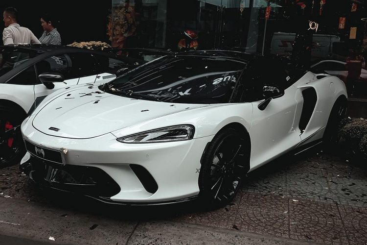 Là mẫu xe thể thao được chế tạo với mục đích có thể sử dụng hàng ngày, thiết kế của McLaren GT có phần "hiền" hơn những mẫu xe khác trong dải sản phẩm của hãng xe Anh quốc, hướng đến sự lịch thiệp hơn là hầm hố, góc cạnh.