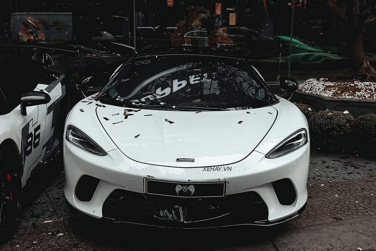 Hiện siêu xe McLaren GT đang được đeo biển kiểm soát 65A-33.666. Ba số 6 cuối của biển được gọi là tam hoa 6, mang ý nghĩa của sự may mắn, tài lộc, tượng trưng cho tiền tài. Nếu cộng 2 con số đầu tiên sẽ ra 6, lúc này, dãy số của chiếc xe McLaren GT sẽ có biển tứ quý 6.