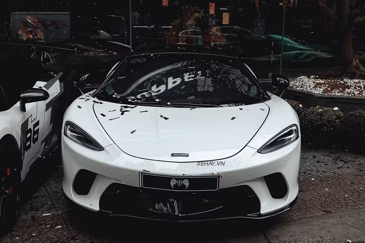 Hiện siêu xe McLaren GT đang được đeo biển kiểm soát 65A-33.666. Ba số 6 cuối của biển được gọi là tam hoa 6, mang ý nghĩa của sự may mắn, tài lộc, tượng trưng cho tiền tài. Nếu cộng 2 con số đầu tiên sẽ ra 6, lúc này, dãy số của chiếc xe McLaren GT sẽ có biển tứ quý 6.