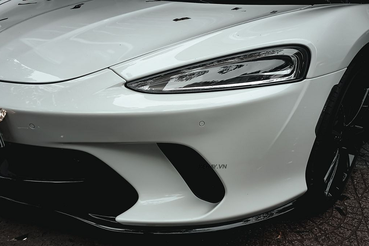 Mặc dù là một mẫu siêu xe Grand Tourer, nhưng bộ khung mã MonocoC-II Monocoque mang lại cho chiếc xe tổng dung tích khoang chứa hành lý lên đến 570 lít. Trong đó, khoang chứa đồ ở dưới nắp capo trước có dung tích 150 lít, khoang phía sau cabin là 420 lít.