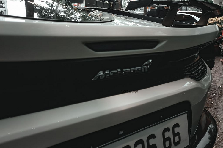 Không chỉ là chiếc McLaren có thể tích chứa đồ lớn nhất từ trước đến nay, GT cũng được đánh giá là chiếc McLaren sang trọng nhất mà hãng từng sản xuất. GT sở hữu một không gian nội thất "trọn vẹn", với thiết kế các ghế ngồi độc đáo cùng đầy đủ các tiện nghi cao cấp để phục vụ những hành trình dài, tập trung vào lái xe và khả năng cách âm tuyệt vời.