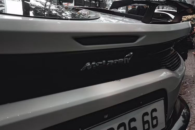 Không chỉ là chiếc McLaren có thể tích chứa đồ lớn nhất từ trước đến nay, GT cũng được đánh giá là chiếc McLaren sang trọng nhất mà hãng từng sản xuất. GT sở hữu một không gian nội thất "trọn vẹn", với thiết kế các ghế ngồi độc đáo cùng đầy đủ các tiện nghi cao cấp để phục vụ những hành trình dài, tập trung vào lái xe và khả năng cách âm tuyệt vời.